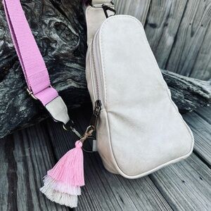 🩷NEW FAUX LEATHER CROSSBODY SLING CARD HOLDER BAG PURSE PINK TRIM🩷